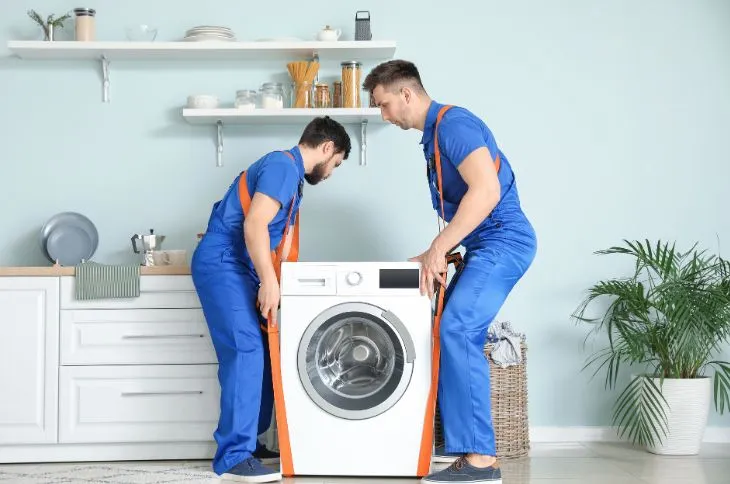 Waschmaschinentransport durch Umzugshelfer Waschmaschinentransport durch Umzugshelfer